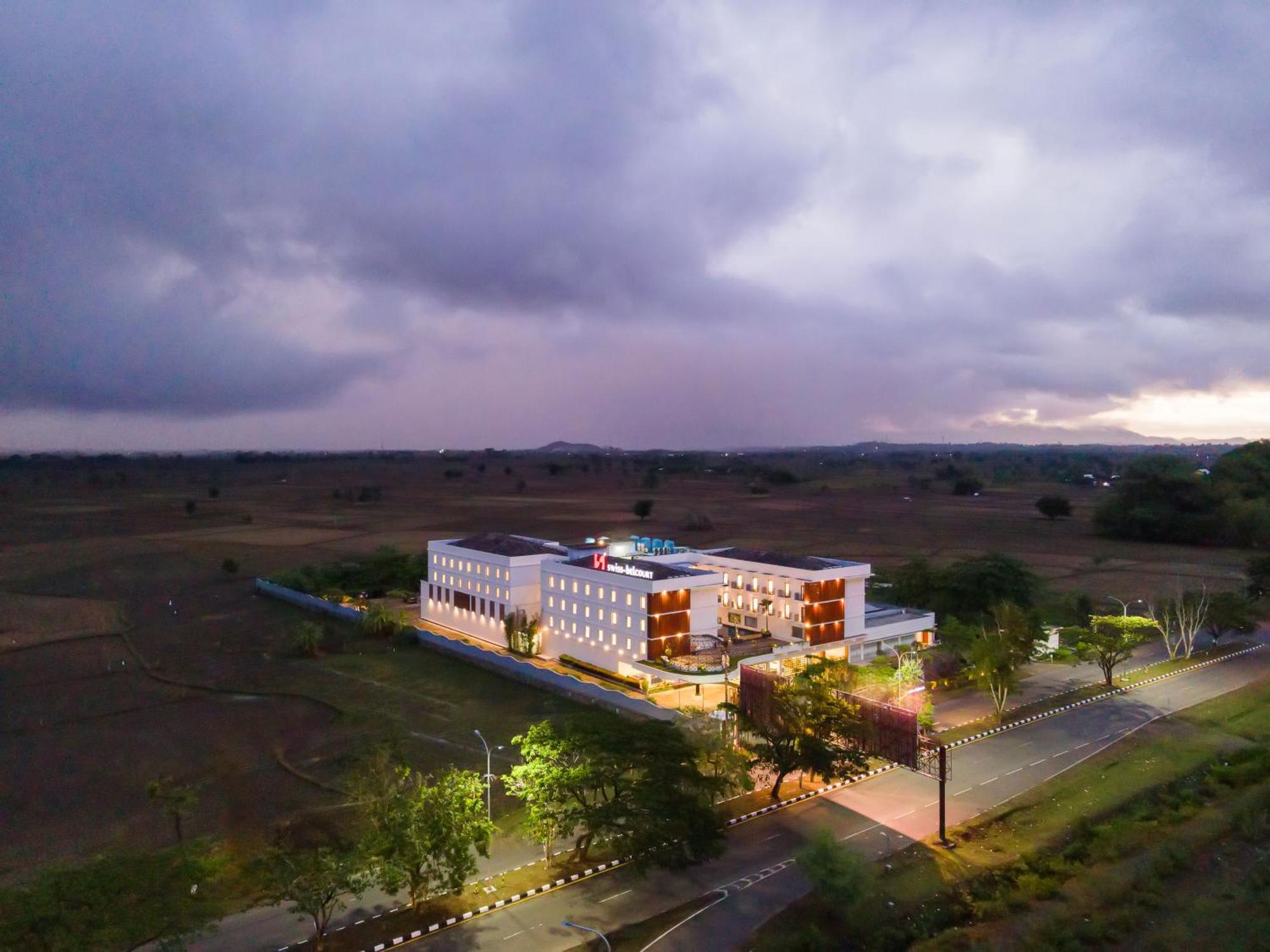 Swiss-Belcourt Lombok Otel Praya Dış mekan fotoğraf