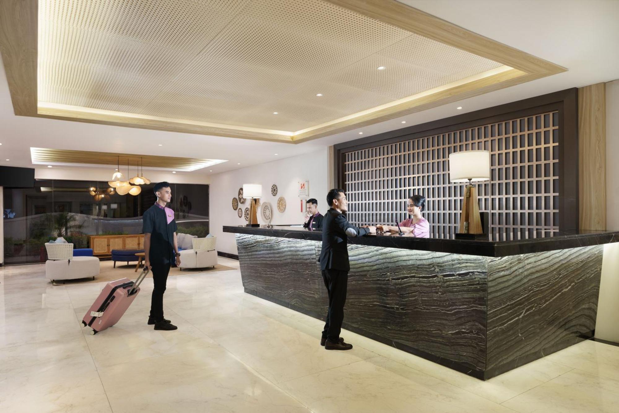 Swiss-Belcourt Lombok Otel Praya Dış mekan fotoğraf